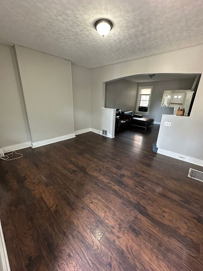 Building Photo - 3 Bedroom 1 bath