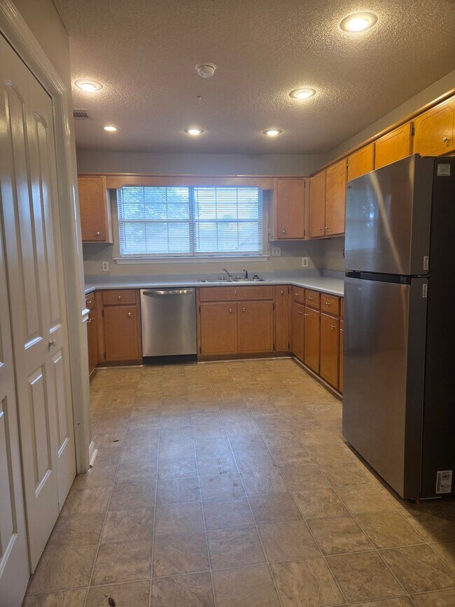 Building Photo - 907 Canyon Ct