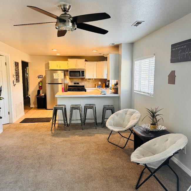 Building Photo - 546 E Delno Dr
