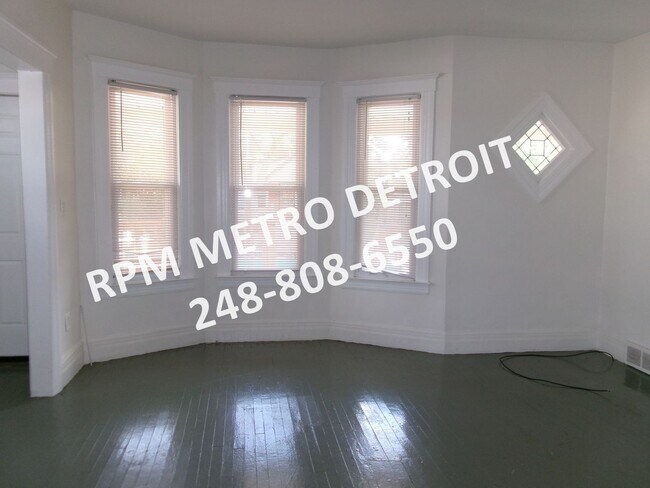 Foto del edificio - LOWER LEVEL DUPLEX IN DETROIT