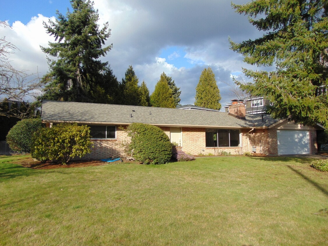 Primary Photo - 3 Bedroom/1.75 Bath Bellevue Remodeled Ram...