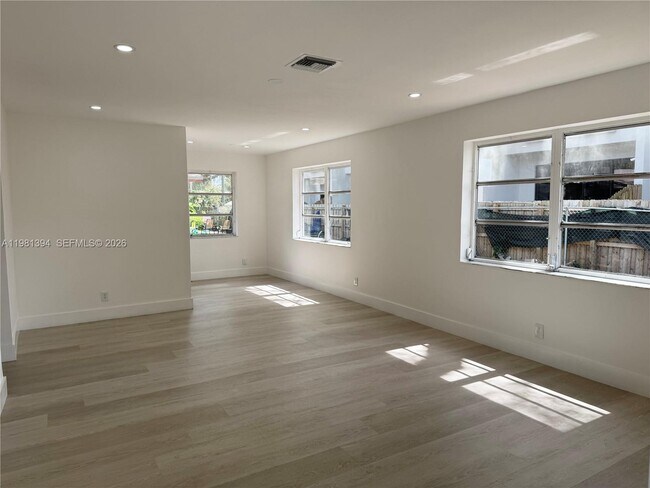 Foto del edificio - 890 SW 28th St