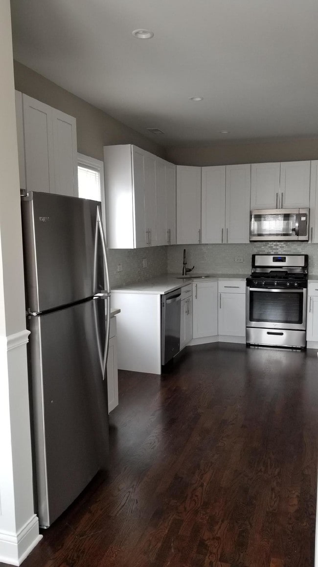 Building Photo - 2957 N Avers Ave