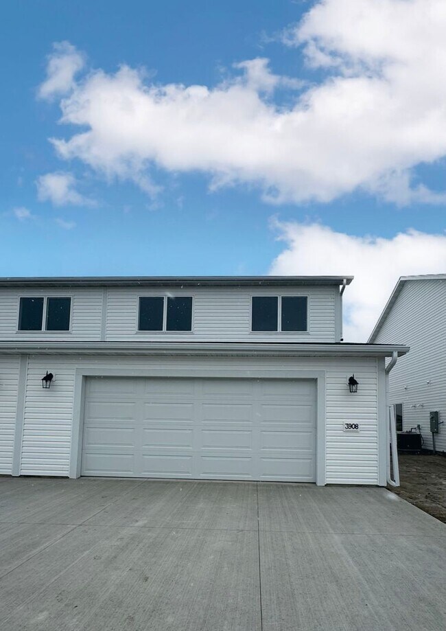 Building Photo - Exquisite 3-Bedroom Home with Modern Elega...