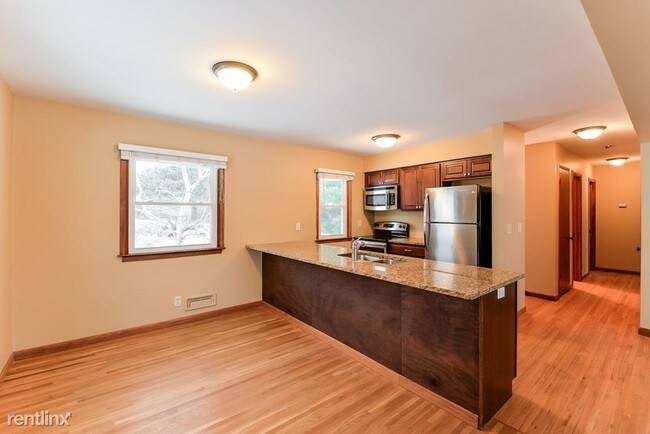 Foto del edificio - 5 br, 2 bath House - 8937 Indahl Ave S