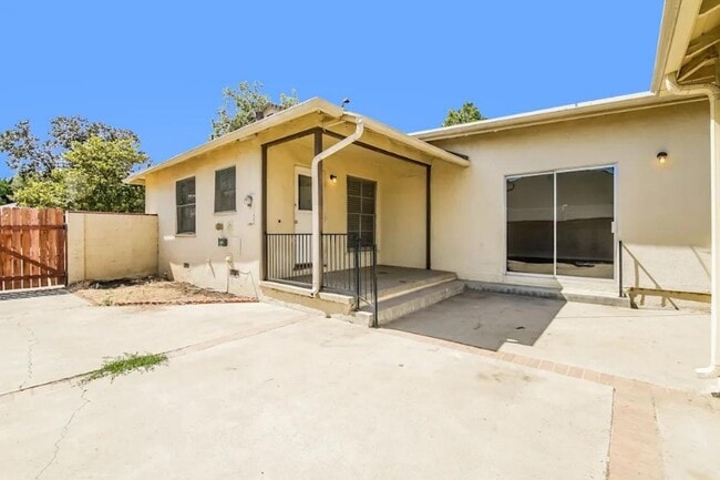 Foto del edificio - 8138 Darby Ave