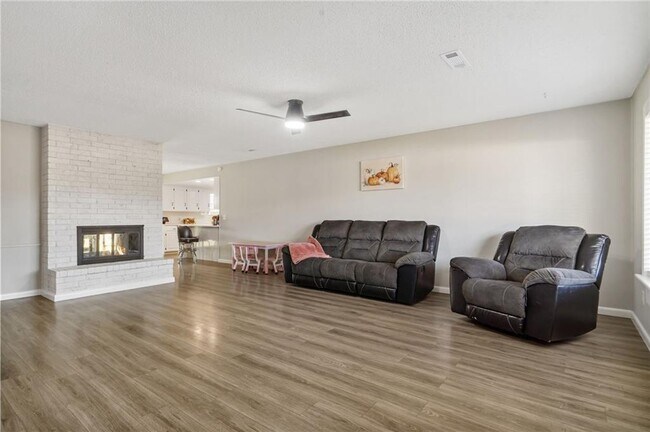 Foto del edificio - 1306 N Silent Grove Rd