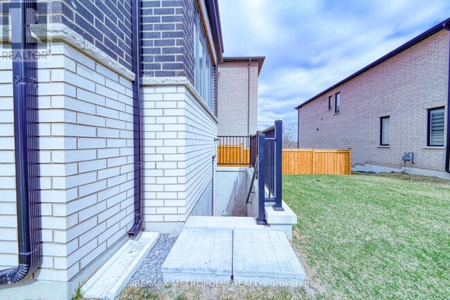 Building Photo - 1201 Chateau Ct