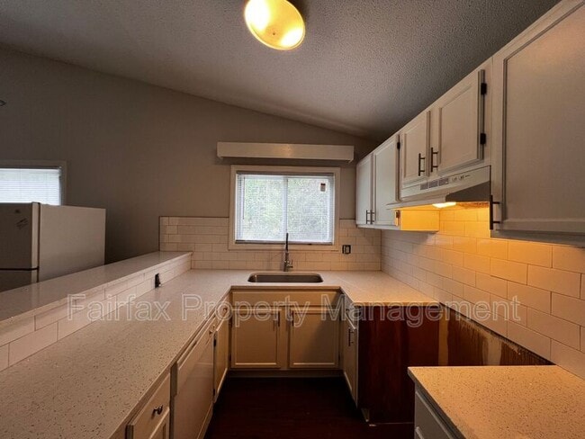 Building Photo - 475 Cedar Lake Rd