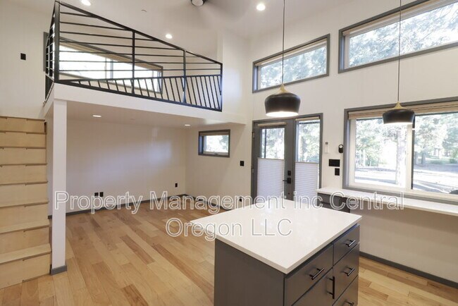 Foto del edificio - 61304 SE Wizard Ln
