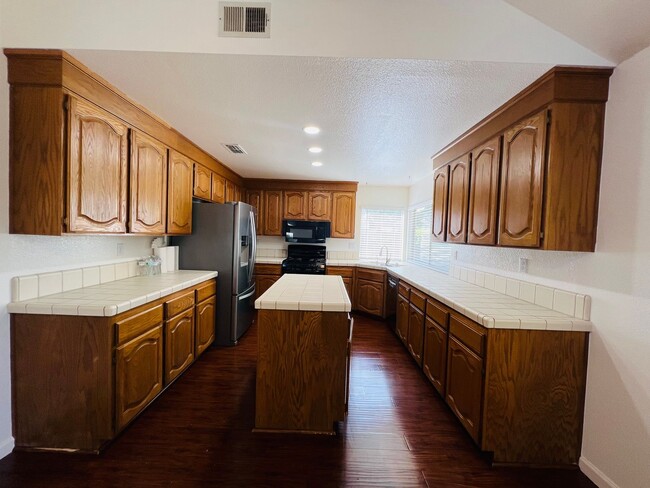 Building Photo - Spacious and Sparkling with New Paint 3 be...