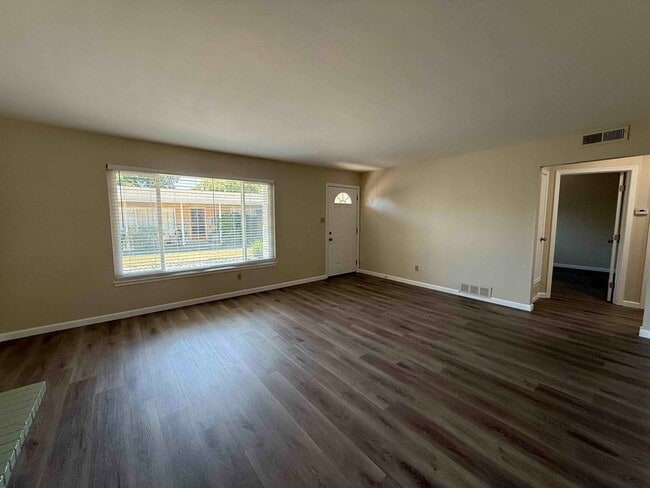 Building Photo - Great 2 Bedroom Duplex