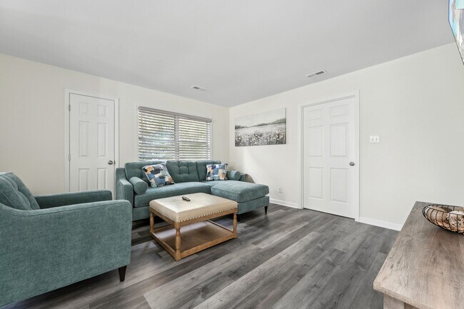 Foto del edificio - 214 Bridgefield Pl