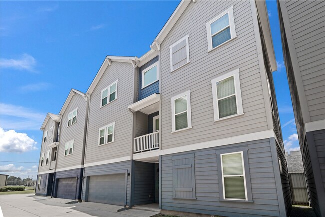 Foto del edificio - 2206 Lou Ellen Ln