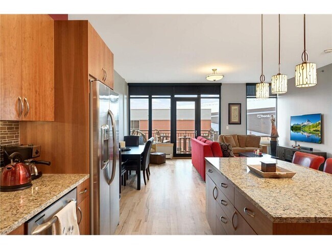 Building Photo - 215 10th Ave S