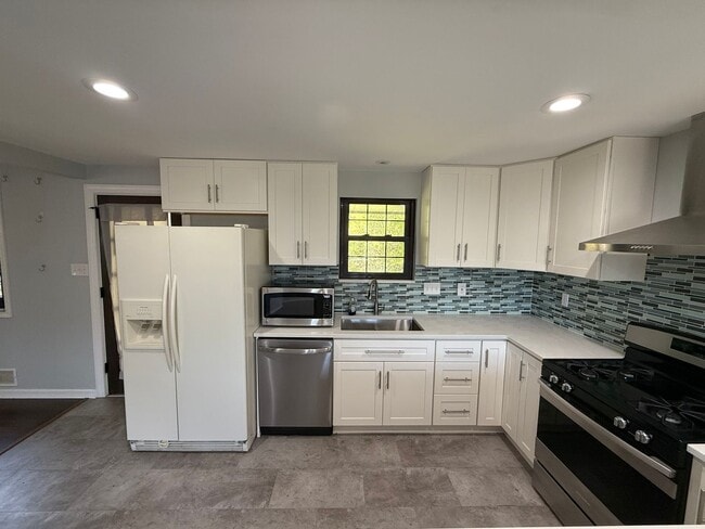 Building Photo - Luxury 3-Bedroom, 1-Bathroom House in Broo...