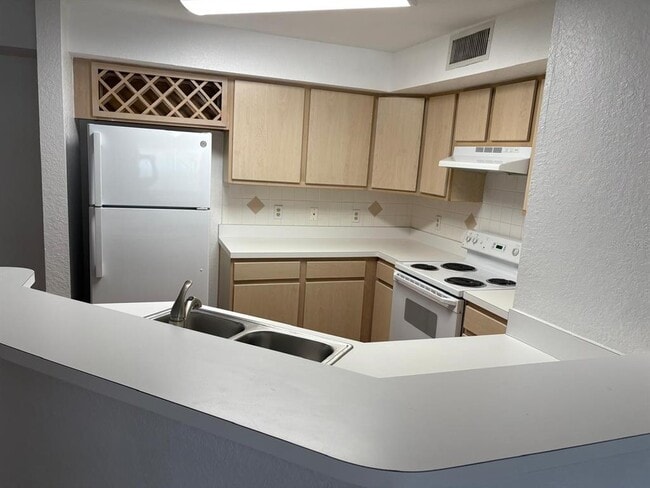 Building Photo - 820 Camargo Way