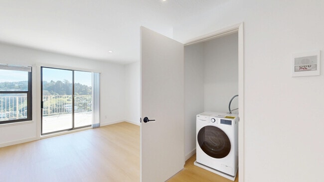 Building Photo - 2033 Castro St