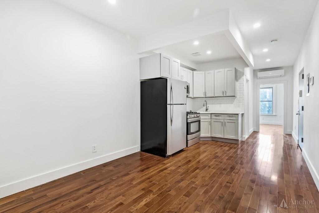 Primary Photo - 1476 Myrtle Ave
