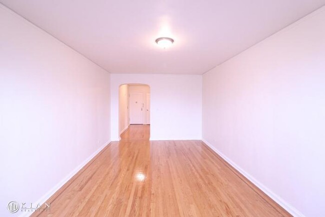 Foto del edificio - 1 bedroom in REGO PARK NY 11374