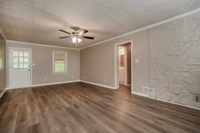 Building Photo - 300 Pinehurst Dr