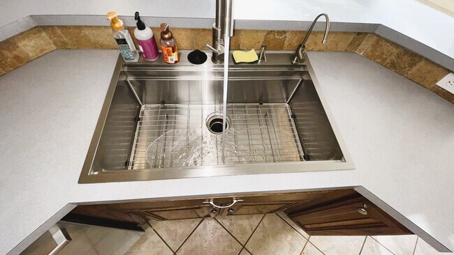 Foto del edificio - Welcome to this gorgeous, spacious, and wo...