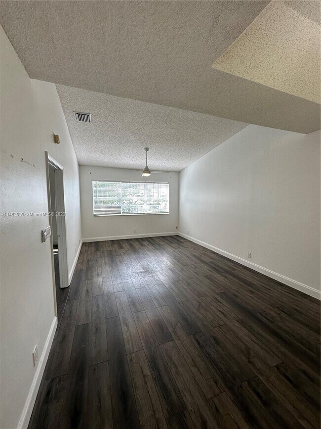 Foto del edificio - 2722 NE 1st St