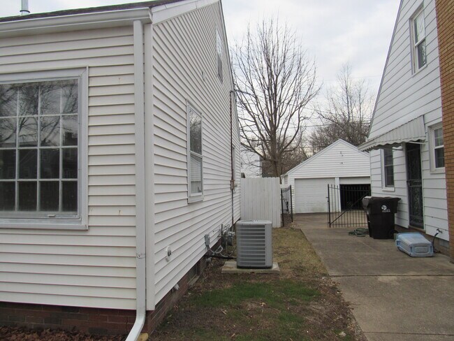 Building Photo - 1012 E Elmhurst Ave