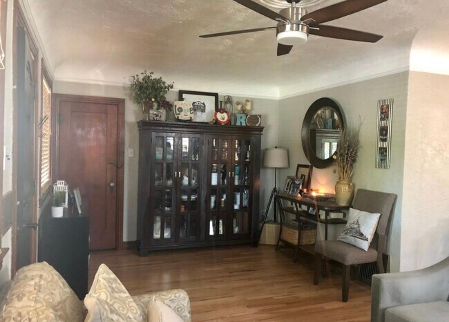 Alcove area with stair access to basement - 4030 Quitman St