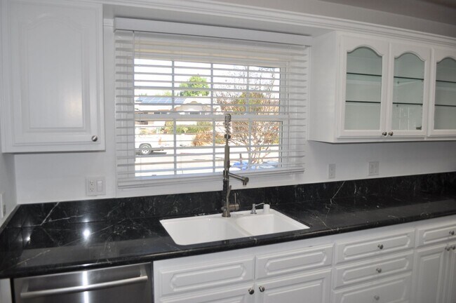 Building Photo - Serra Mesa  SFH Detached “4BR/2.5BA + offi...