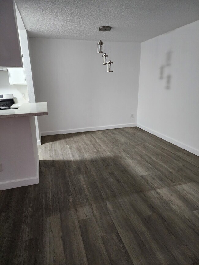 115 comedores - Swan Court Apartments