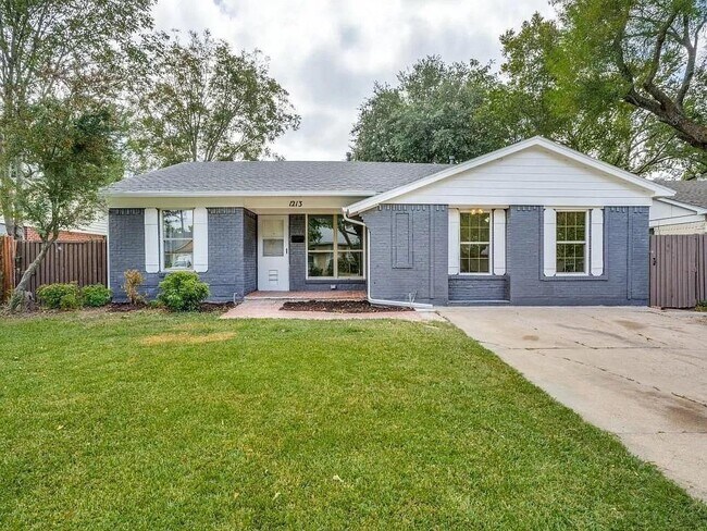 Building Photo - 1213 Dearborn Dr