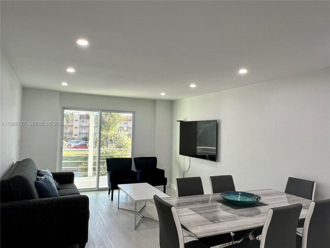 Foto del edificio - 8595 Sunrise Lakes Blvd