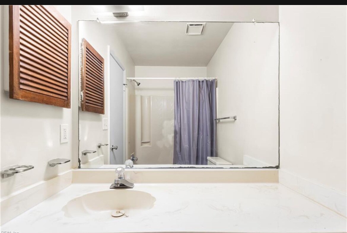 Foto principal - 900 Monarch Dr