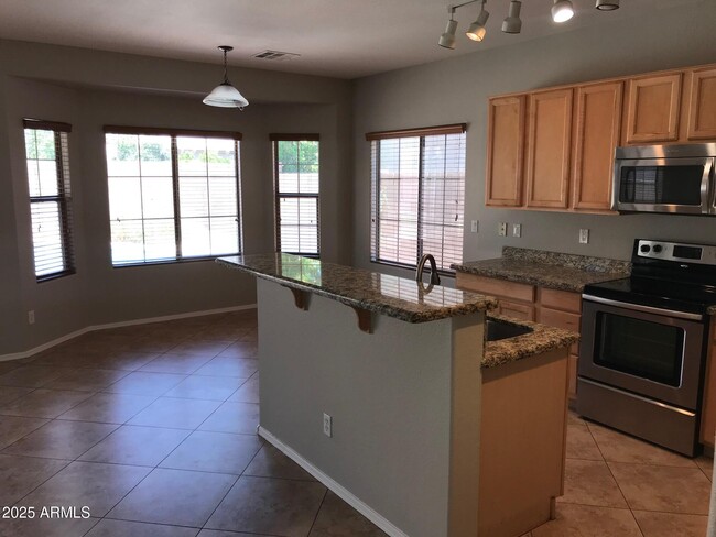 Foto del edificio - 3440 E Flower St