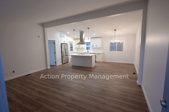 Foto del edificio - Newly renovated 3 bed 2 bath w/ large 3 bay garage, in Dungeness