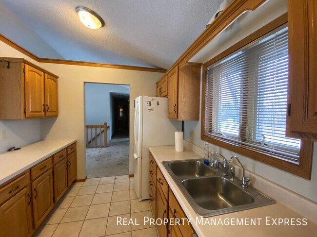 Foto del edificio - Spacious 4 bedroom 3 bathroom