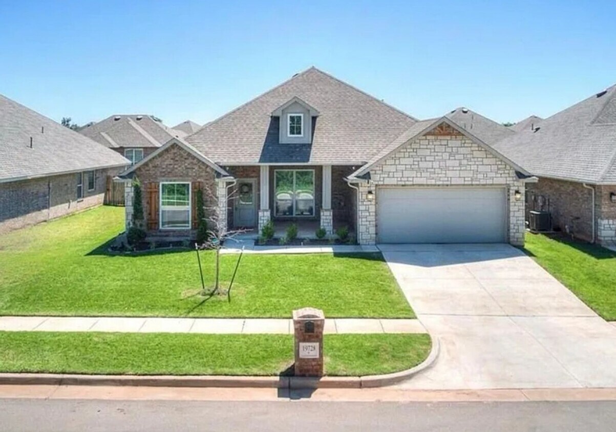 Foto principal - Spacious 4BR House in WELL DESIRED COMMUNITY