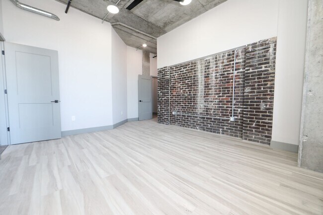 Building Photo - 1810 E Venango St