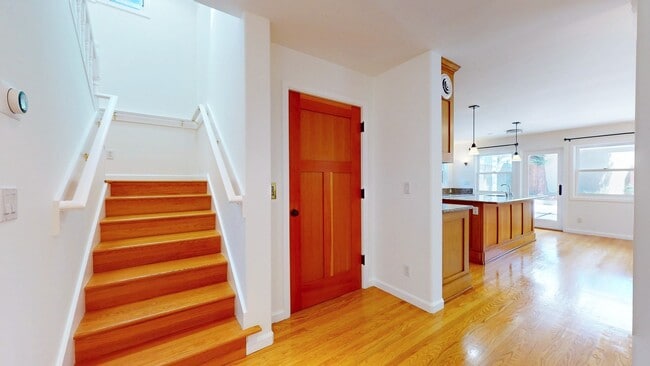 Building Photo - Beautiful 2.5 Bedroom Home Available In Al...