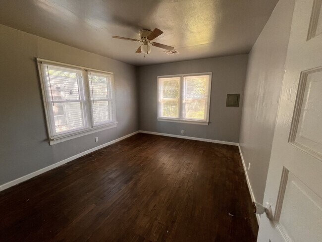Building Photo - Move-In Ready 2B/1B in SW OKC