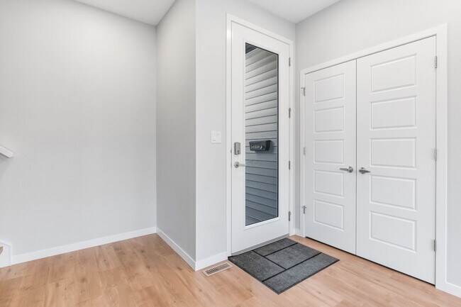 Building Photo - 11528-11122 122 St NW