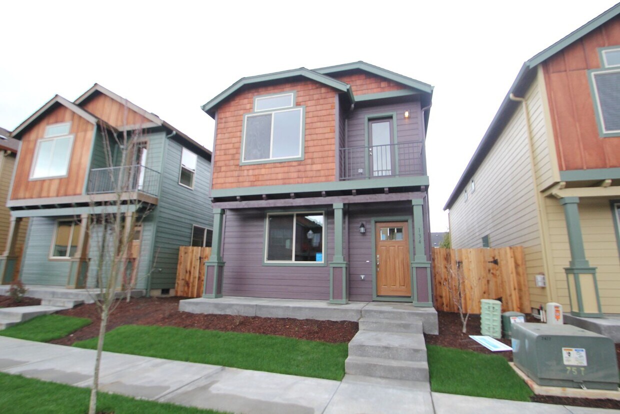 Primary Photo - Three bedroom house in Hazel Dell - AC / B...