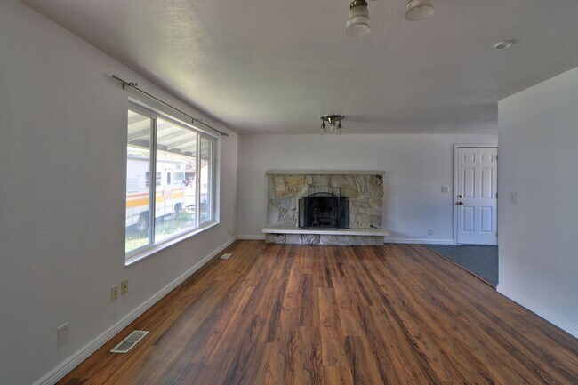 Building Photo - 967 W 2000 N