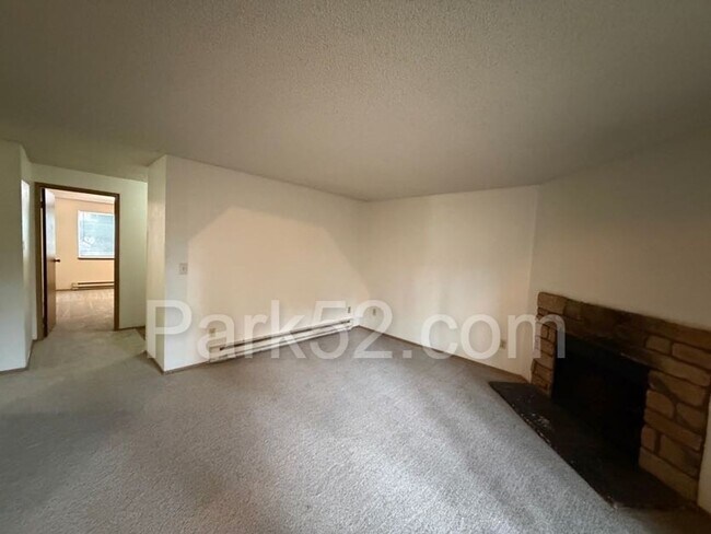 Foto del edificio - 1/2 Off First Full Month's Rent! Lower Level 2 Bedroom 1 Bathroom Apartment