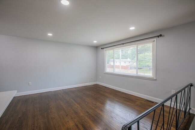Building Photo - Beautiful 4 BR/2 BA Single-Family Home in ...