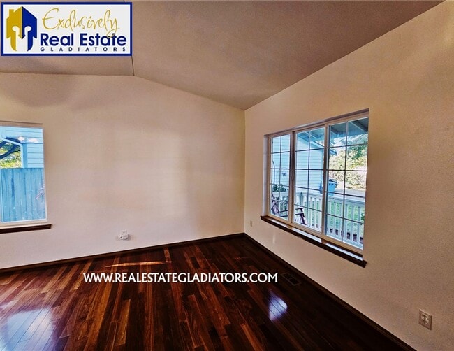 Foto del edificio - 3 Bed /2.5 Bath PLUS OFFICE in quiet Fryel...