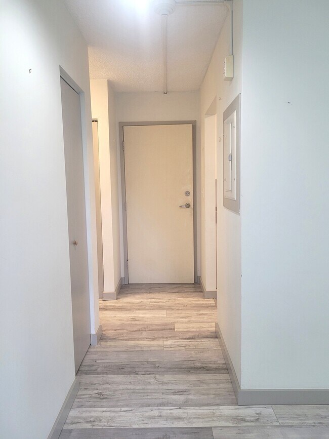 Photo du bâtiment - 4931-4931 Walsh Ave