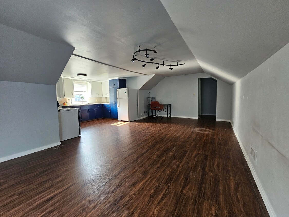 Living Room-View 1 - 928 Wall St
