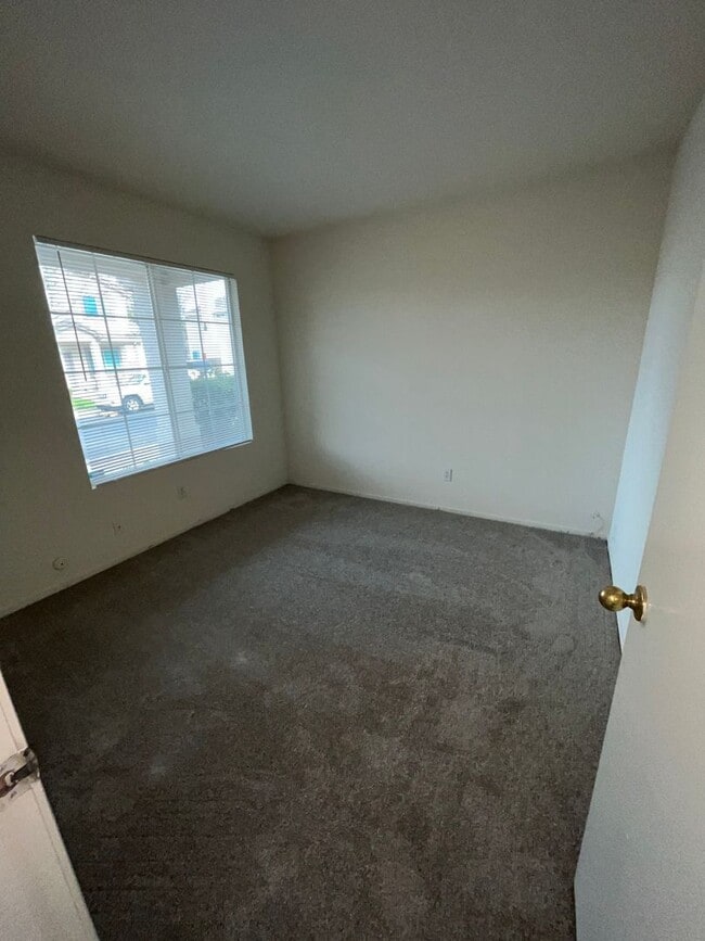 Building Photo - 3 Bed| 2 Bath | 1215 SF | Private Driveway + Garage | Single Story| Tenant pays $175 monthly for ...